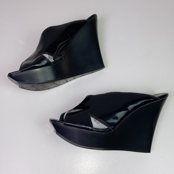 Classy, Fun, Flirty Jessica Simpson Patent Wedges, Black 7.5 - Picture 5 of 10
